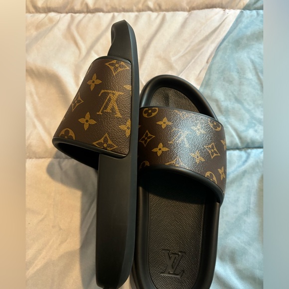 Louis Vuitton Pool Slides - Picture 4 of 5